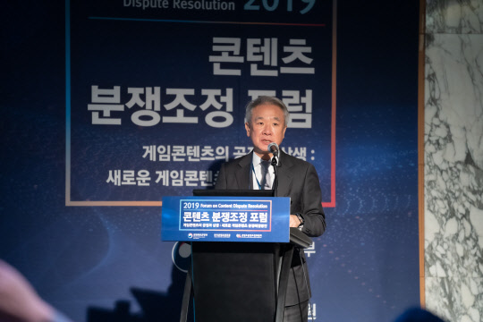 백윤재 콘텐츠분쟁조정위원회 위원장이 21일 서울 강남구 코엑스에서 열린 '2019 콘텐츠 분쟁조정 포럼'에서 발표하고 있다. 한국콘텐츠진흥원 제공